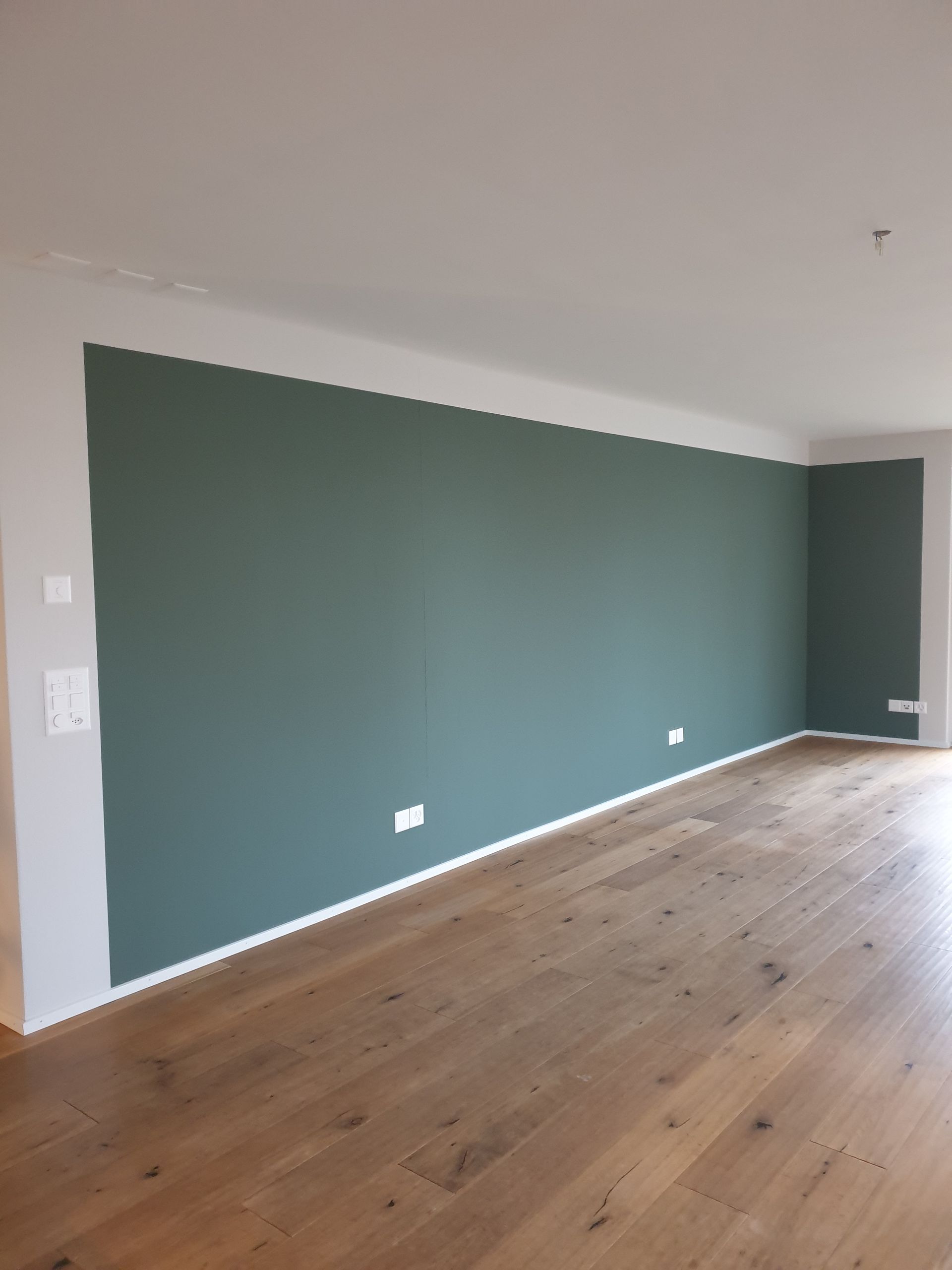 Malerarbeit an einer Wand vom Diggelmann Malerhandwerk