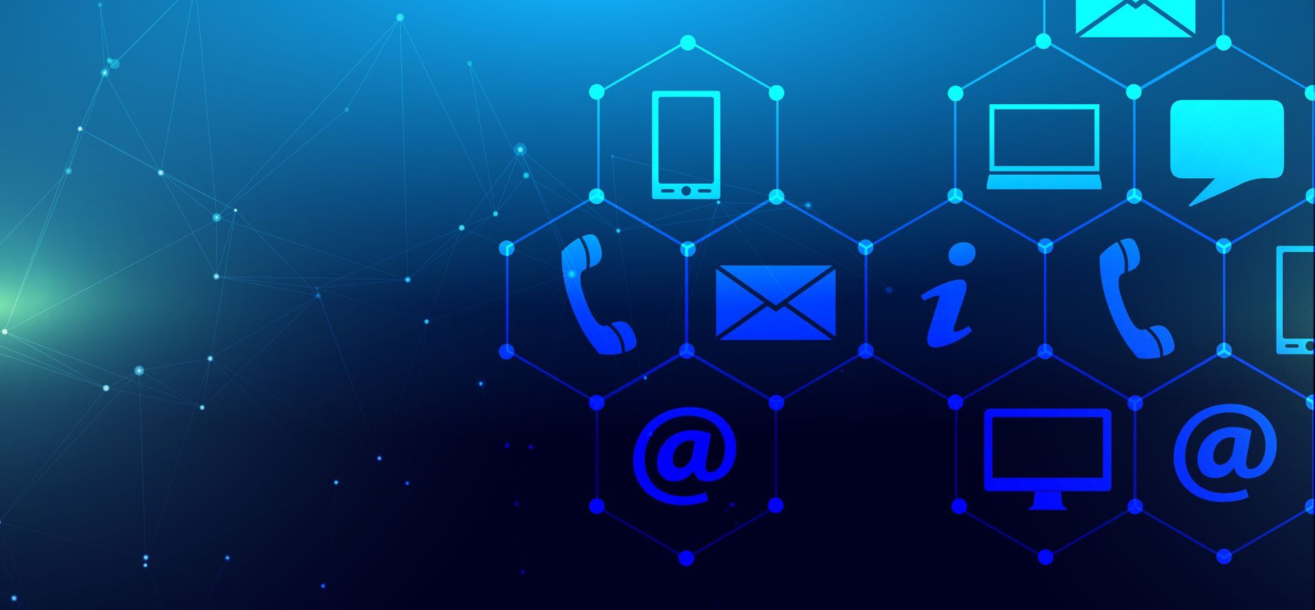 Eine Gruppe von Leuten sitzt an einem Tisch und schreibt in Notizbücher.