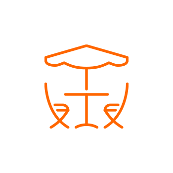 Un dibujo lineal de una mesa y sillas bajo una sombrilla.