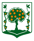 Un escudo verde con un árbol con puntos naranjas.
