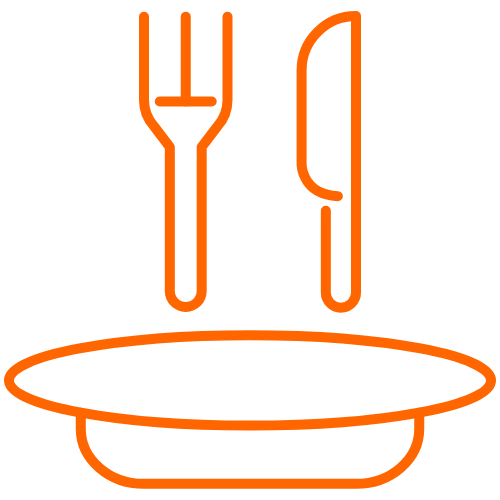 Tenedor y cuchillo naranja encima de un plato.