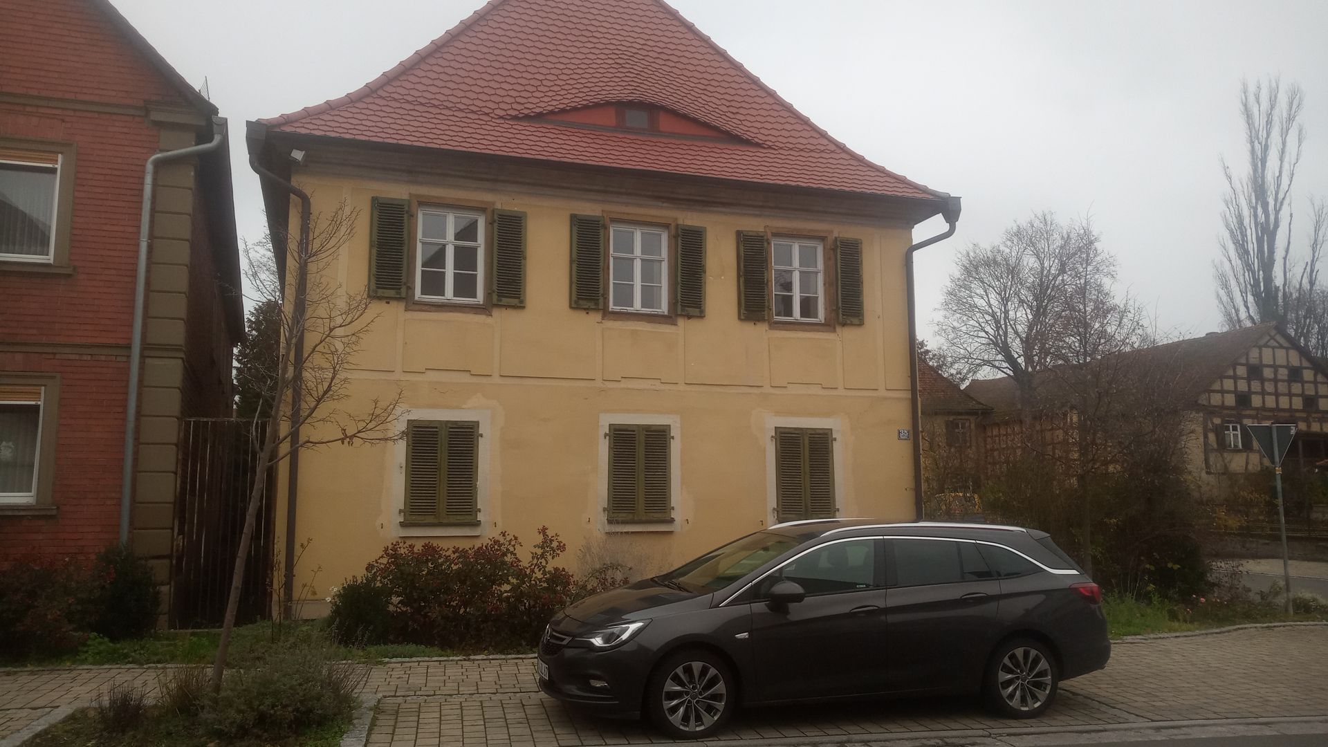 Gelbe Fassade eines Hauses