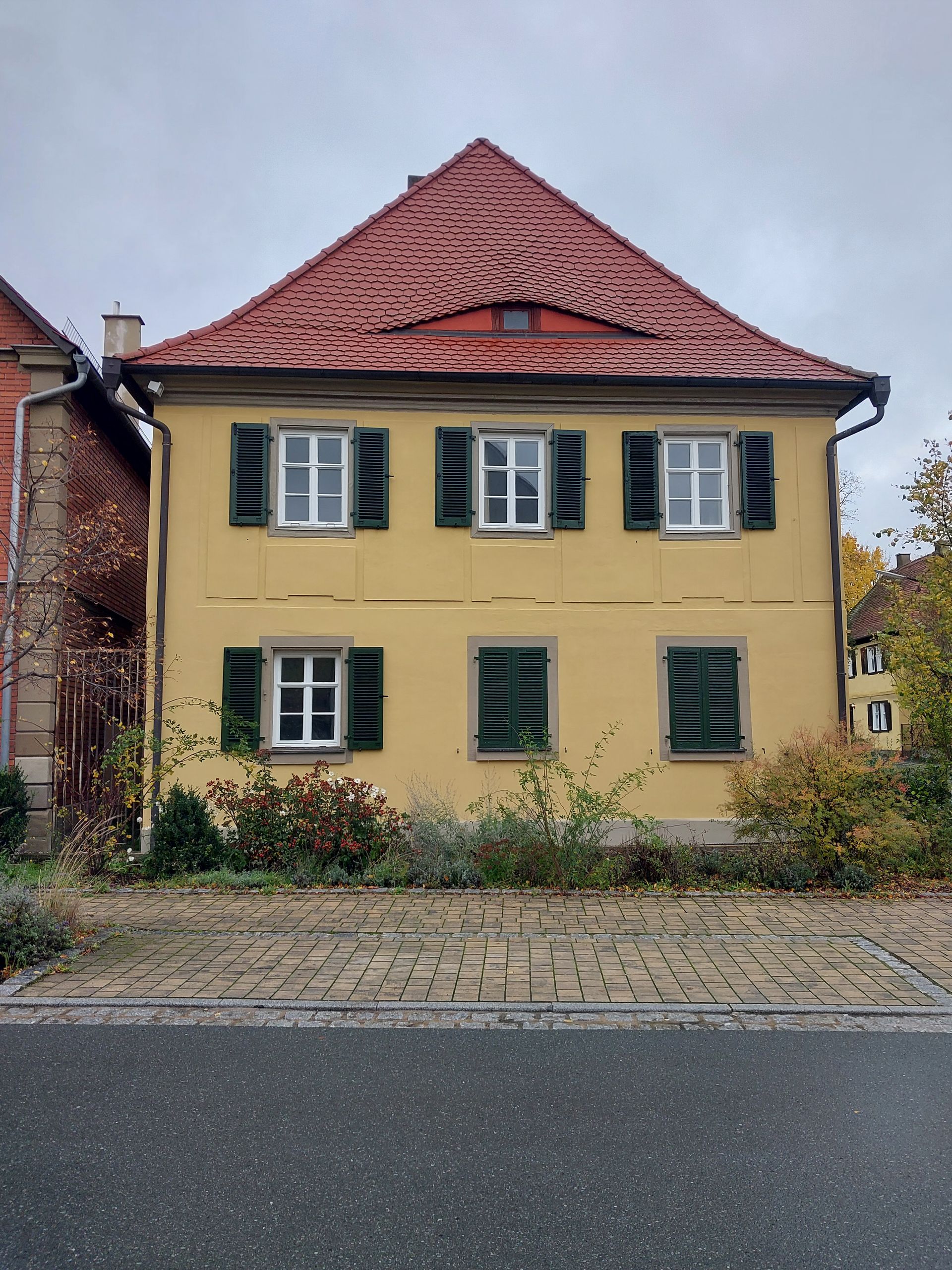 Gelbe Fassade eines Hauses