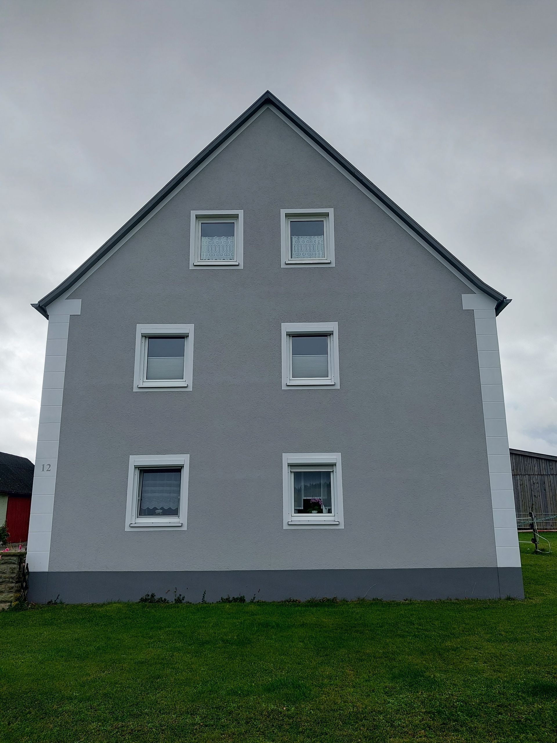 Graue Fassade mit hellen Ecken