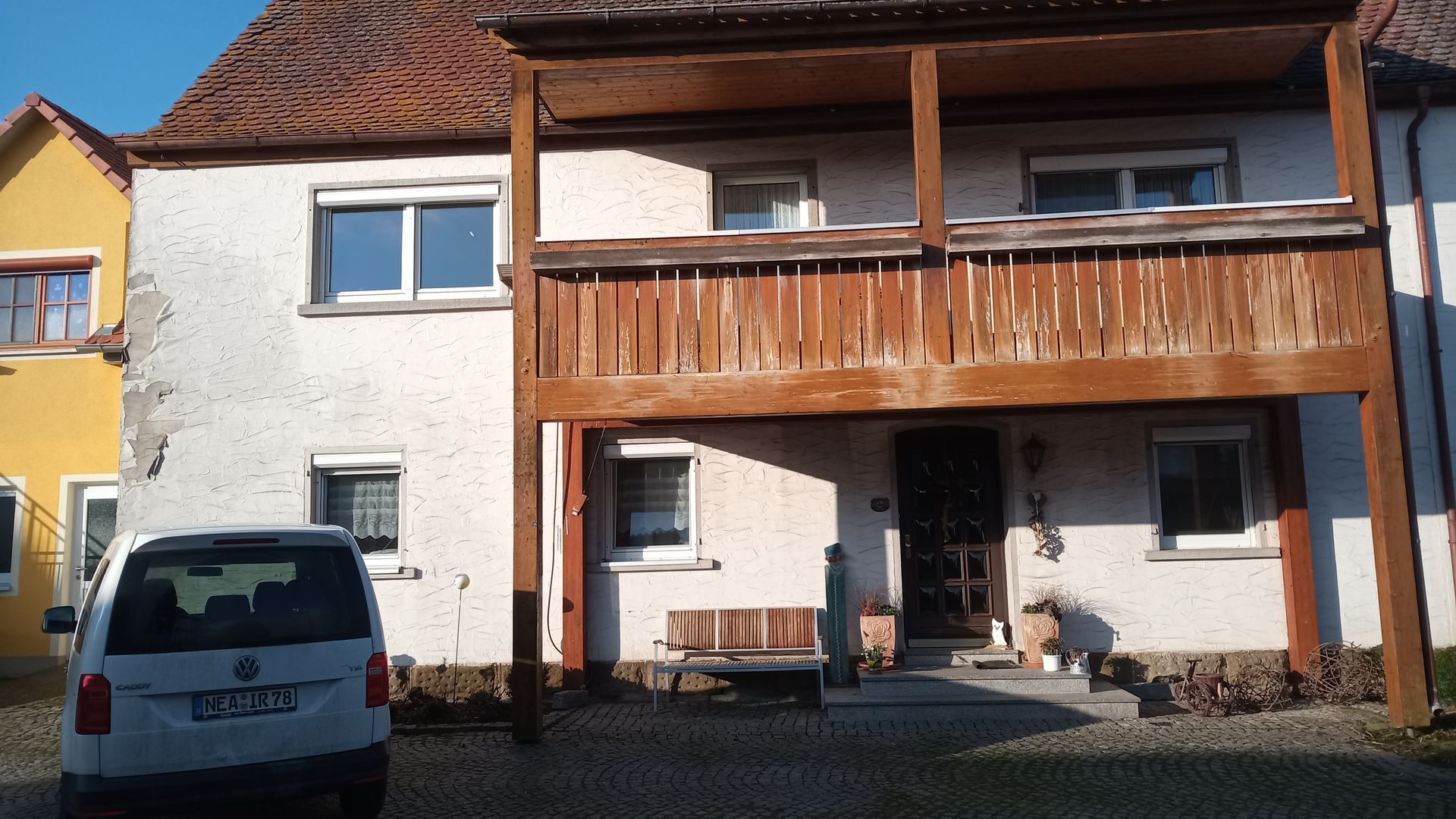 Fassade vorher mit Holzbalkon