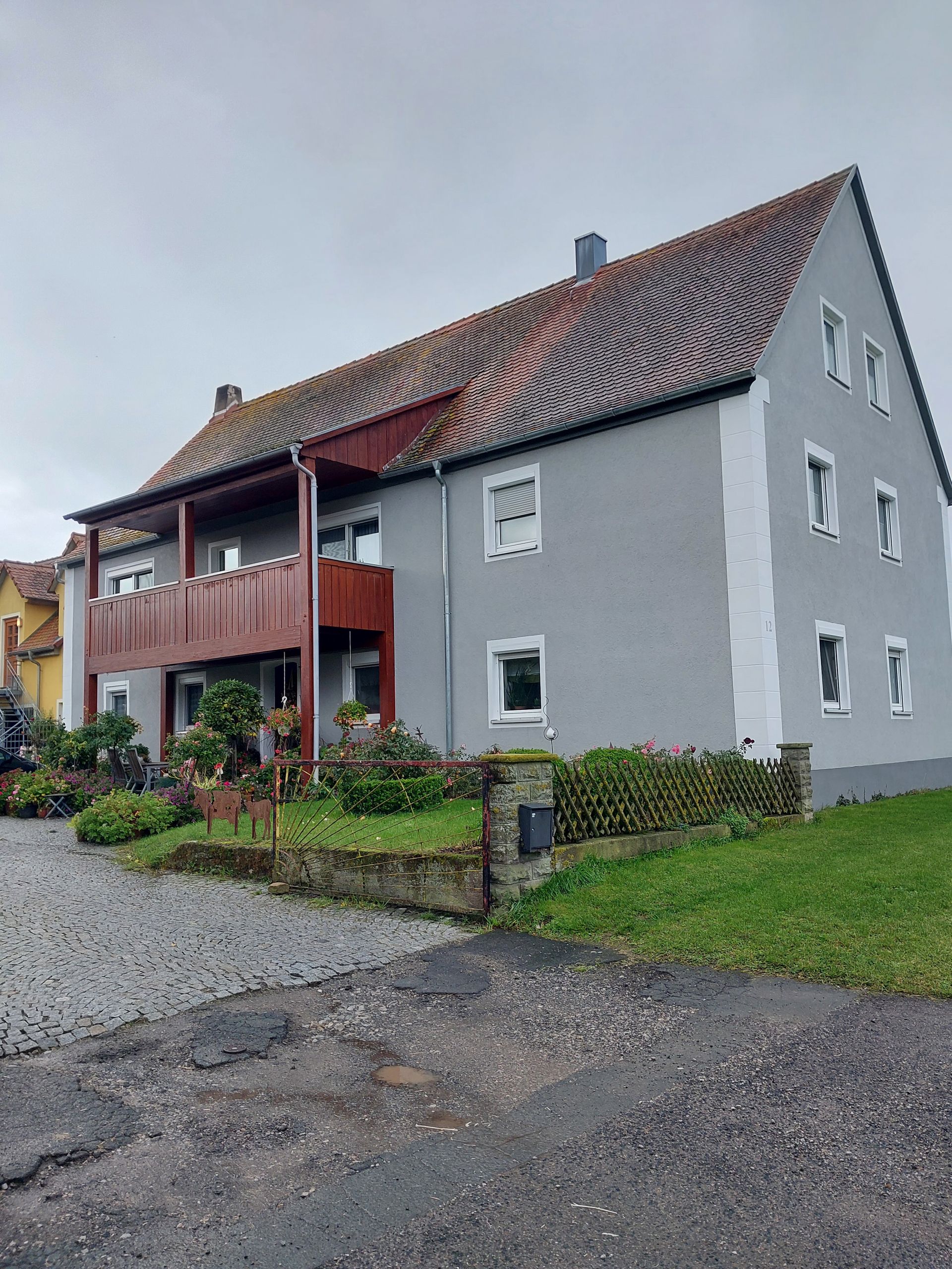 Graue Fassade mit hellen Ecken