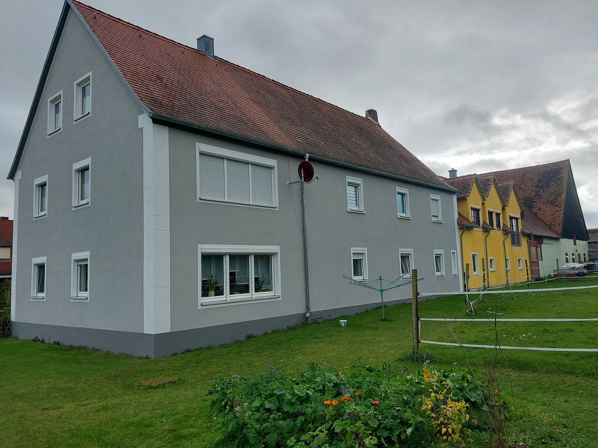 Graue Fassade mit hellen Ecken