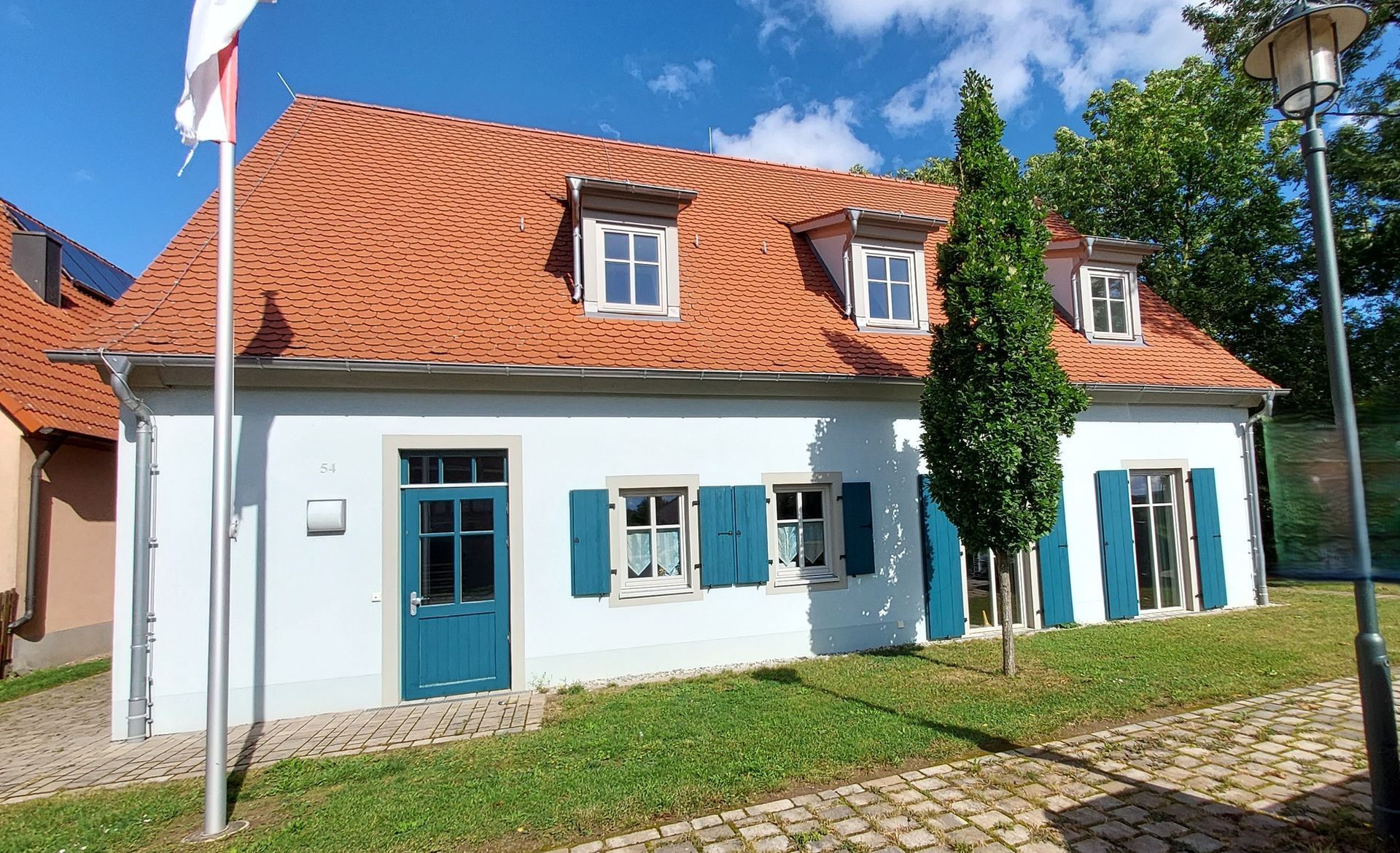 Weiße Fassade eines Hauses