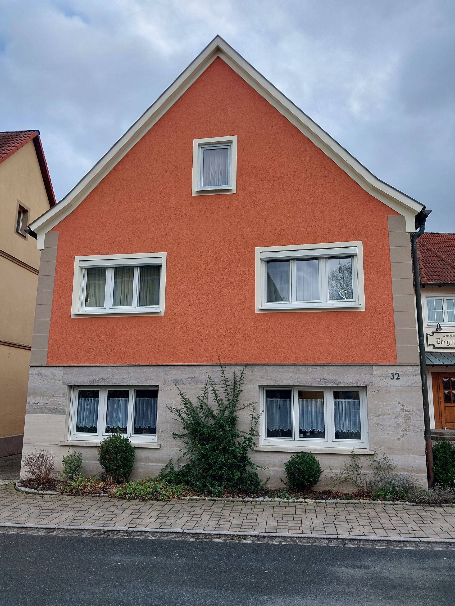 Gasthaus Fassade Nebengebäude
