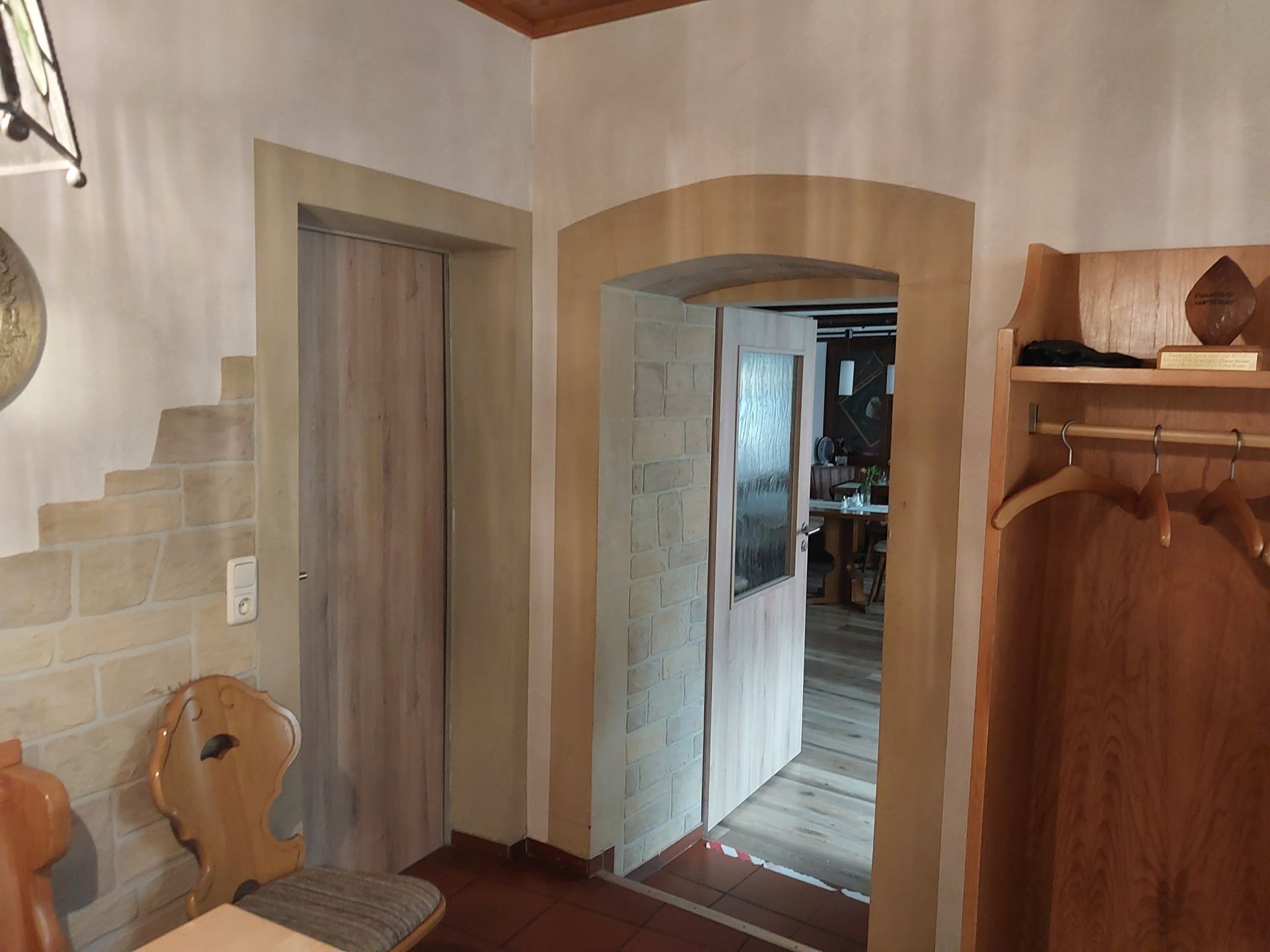 Gasthaus, Durchgang Gastraum, Sandsteinoptik aus Kalkspachtel