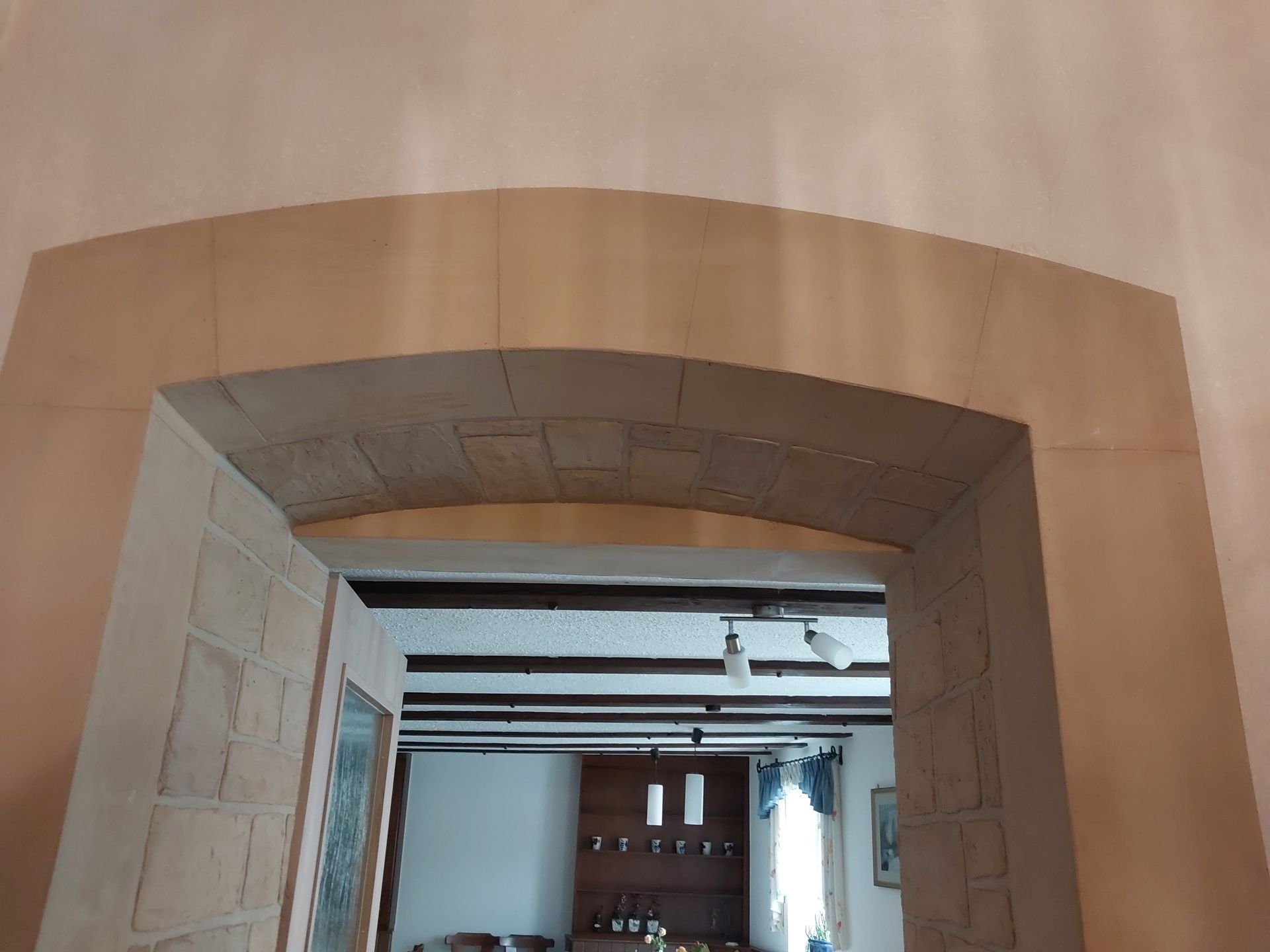 Gasthaus, Durchgang Gastraum, Sandsteinoptik aus Kalkspachtel