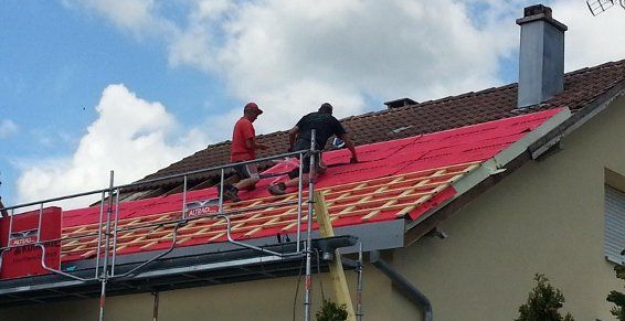 Installation d'isolation Sarking (isolation extérieure) sur un toit