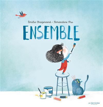 Un enfant peint le mot ENSEMBLE sur un mur, debout sur un tabouret, avec du matériel de peinture à proximité.