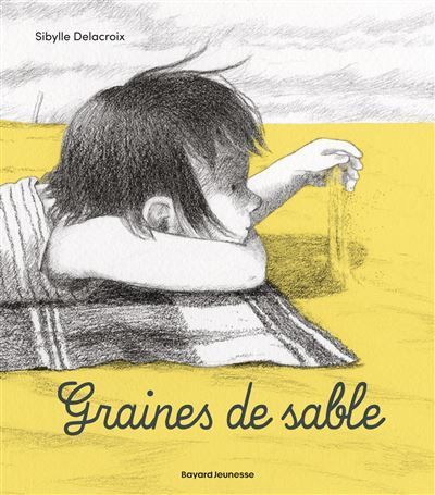 Enfant se reposant sur une couverture rayée, laissant tomber du sable dans un paysage jaune ; couverture de livre intitulée « Graines de sable ».