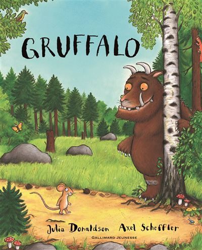 Illustration de couverture du Gruffalo : un monstre brun souriant jette un coup d’œil depuis un arbre dans une forêt verdoyante, avec une souris sur le chemin.