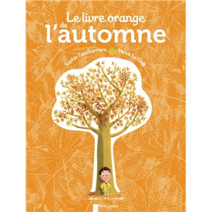 Couverture du livre intitulé « Le livre orange de l'automne » représentant un grand arbre aux feuilles orange et une petite personne debout en dessous.