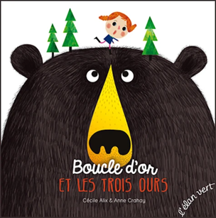 Couverture d'un livre représentant une fillette marchant sur la tête d'un ours noir géant au milieu de petits pins. Titre : Boucle d'or.