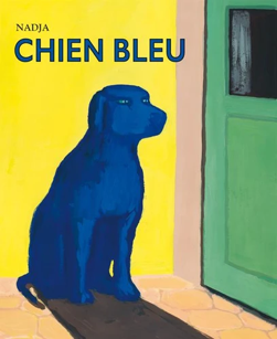 Un chien bleu est assis sur un tapis devant une porte verte, sur un mur jaune, d'après la couverture du livre « Chien Bleu » de Nadja.