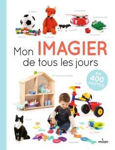 Couverture d'un livre d'images pour enfants représentant divers jouets, un chat et un enfant jouant avec des cubes de lettres colorés.