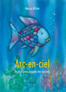 Une couverture de livre représentant un poisson coloré et scintillant nageant sous l'eau près de plantes, avec le titre « Arc-en-ciel ».