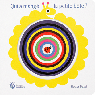 Couverture du livre « Qui a mangé la petite bête ? » montrant une chenille jaune tournant autour d'une cible avec une coccinelle à l'intérieur.
