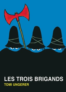 Couverture du livre « Les Trois Brigands » de Tomi Ungerer, représentant trois personnages encapuchonnés aux yeux bleus tenant une hache rouge.
