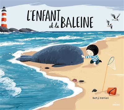 Enfant près d'une baleine échouée sur une plage ensoleillée, avec un phare et des vagues en arrière-plan.