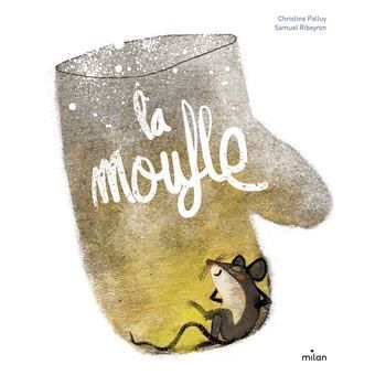 Couverture de livre avec un grand loup gris et une petite souris, avec le titre la moufle en lettres blanches.