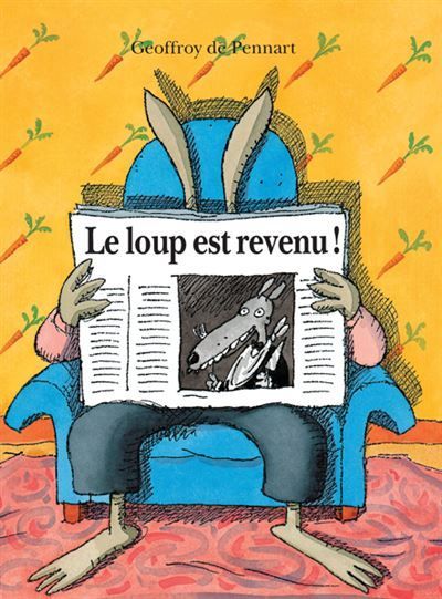 Une personne lit un journal intitulé « Le loup est revenu ! » assise dans un fauteuil bleu, les jambes relevées.