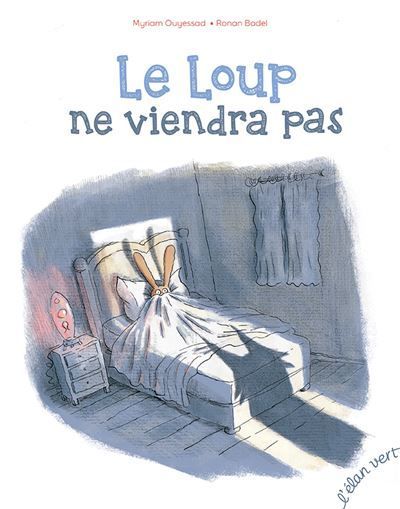 Couverture d'un livre français représentant un loup à la fenêtre d'une chambre, au-dessus d'un lit, dans des tons bleu-gris.