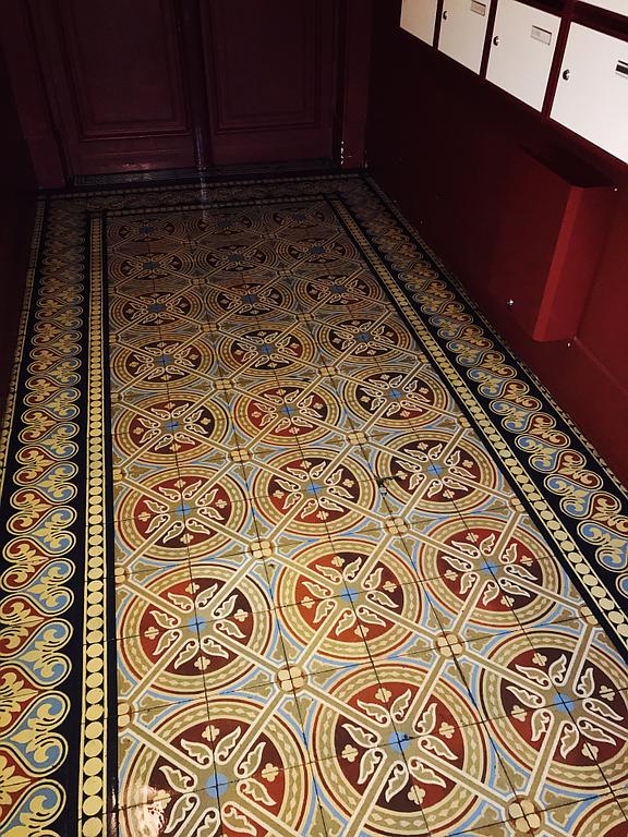 Couloir avec sol en carrelage avec motifs 