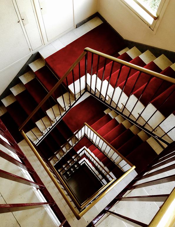Escalier d'immeuble avec tapis rouge 