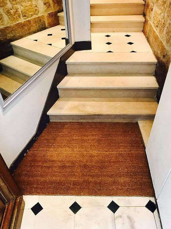 Escalier blanc et paillasson 
