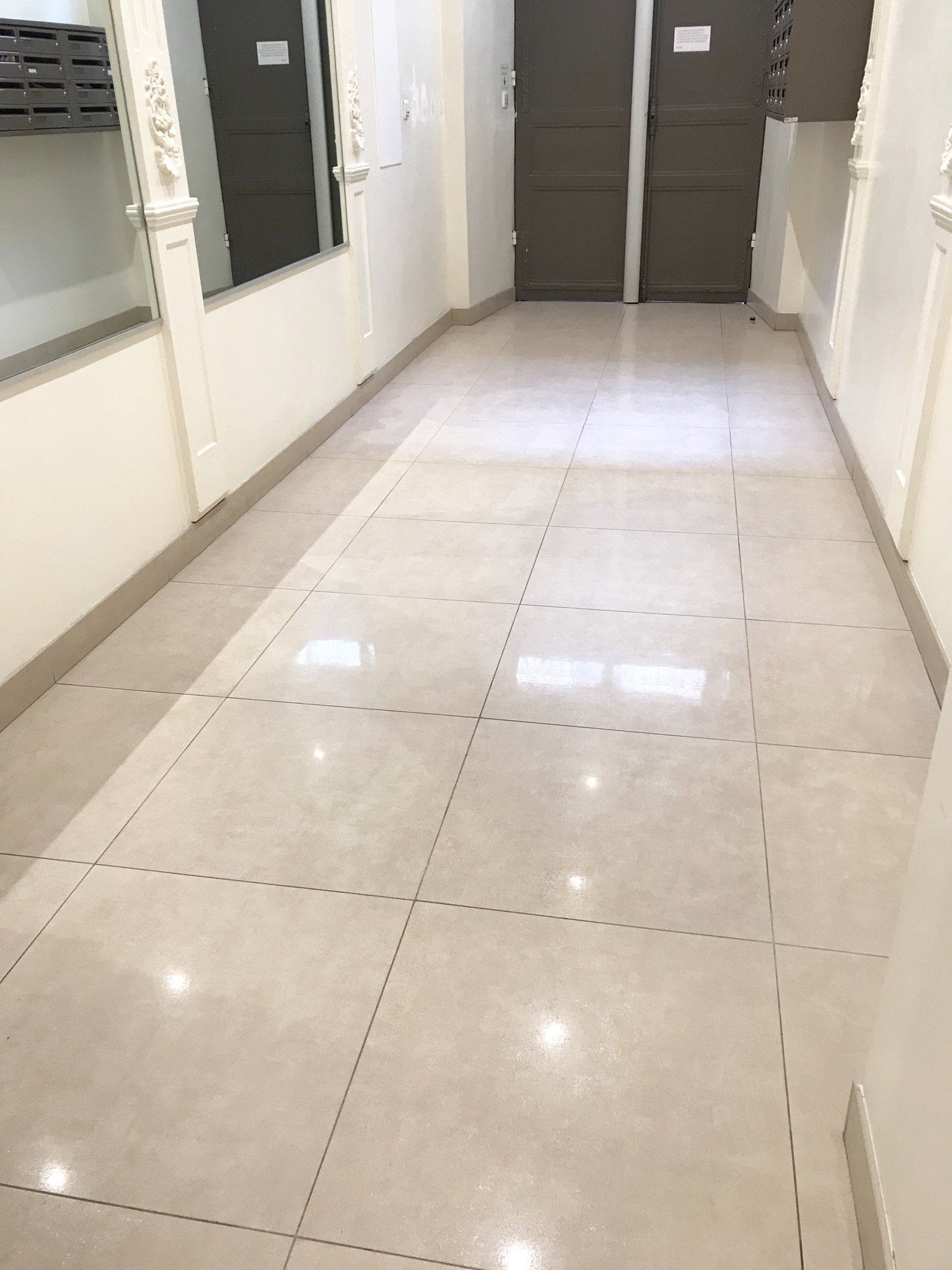 Couloir sol en carrelage blanc