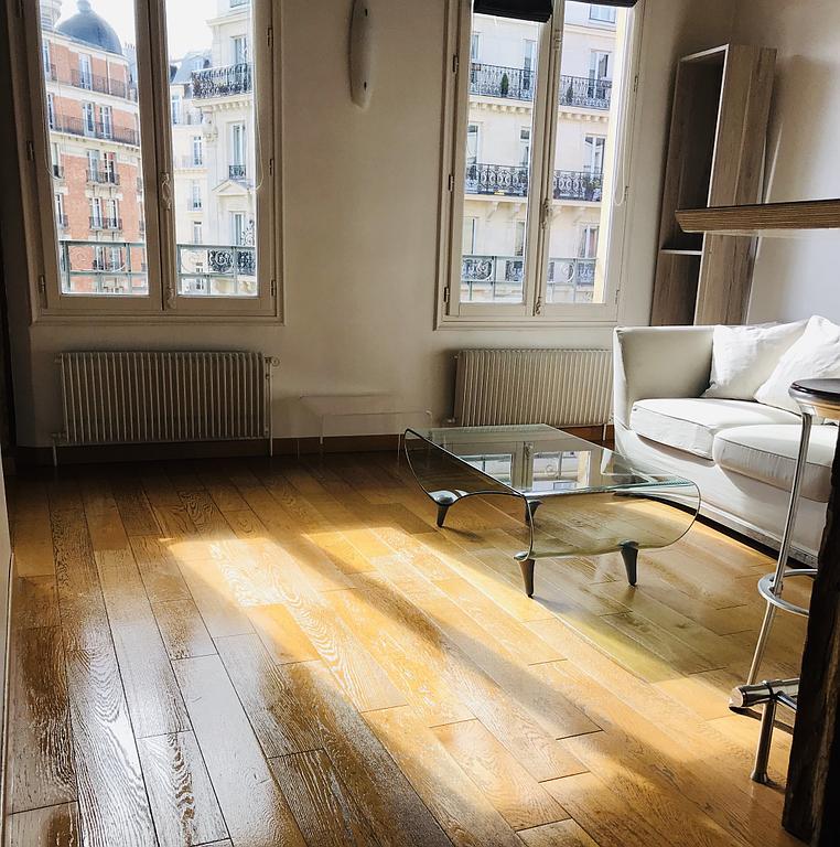 Salon avec parquet en bois