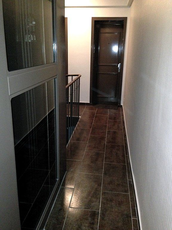 Couloir avec porte d'entrée et ascenseur 