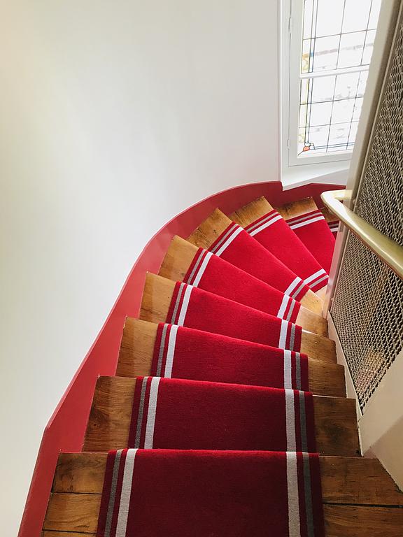 Escalier en bois avec tapis rouge