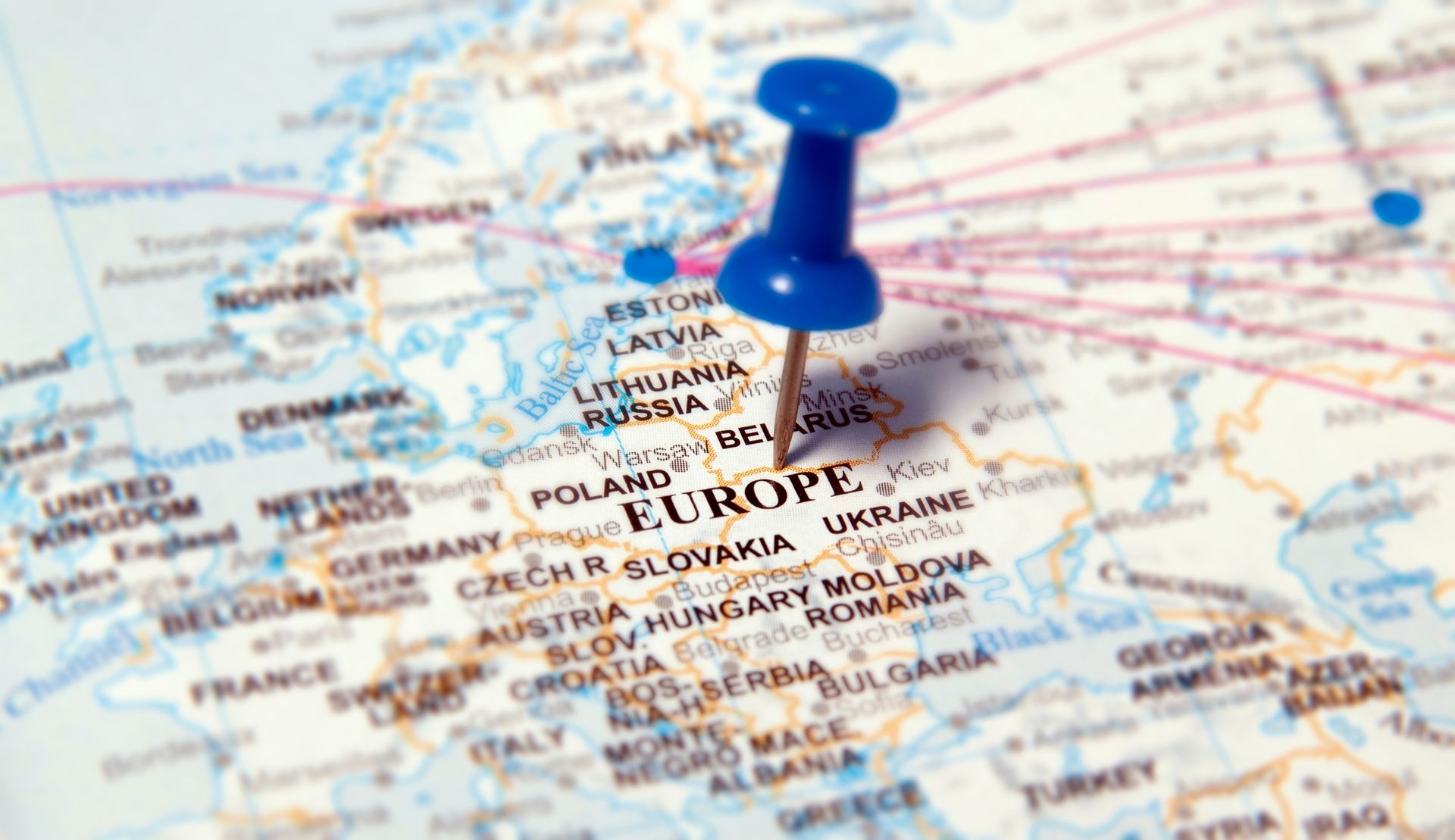 Une punaise bleue sur une carte de l'Europe, indiquant un emplacement proche du centre.