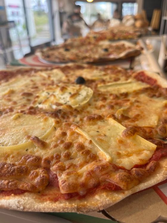 Gros plan sur des pizzas.