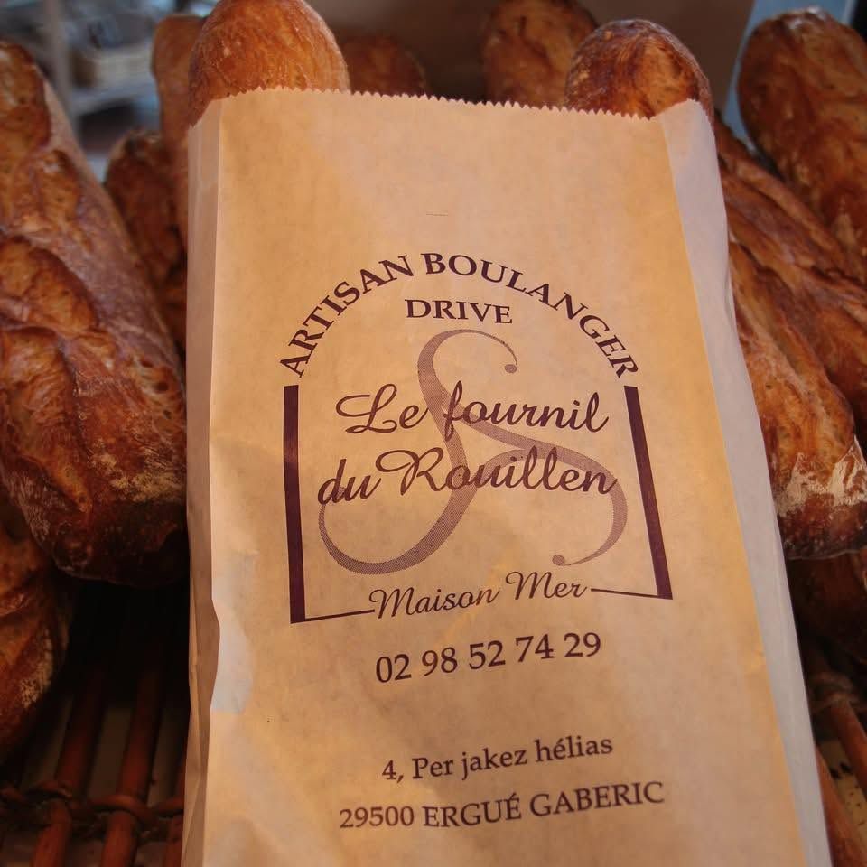 Pains complets dans un sac étiqueté Le Fournil du Rouillen.