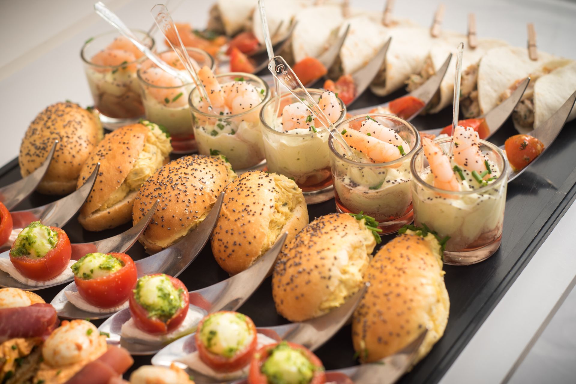 Assortiment de bouchées apéritives sur un plateau.