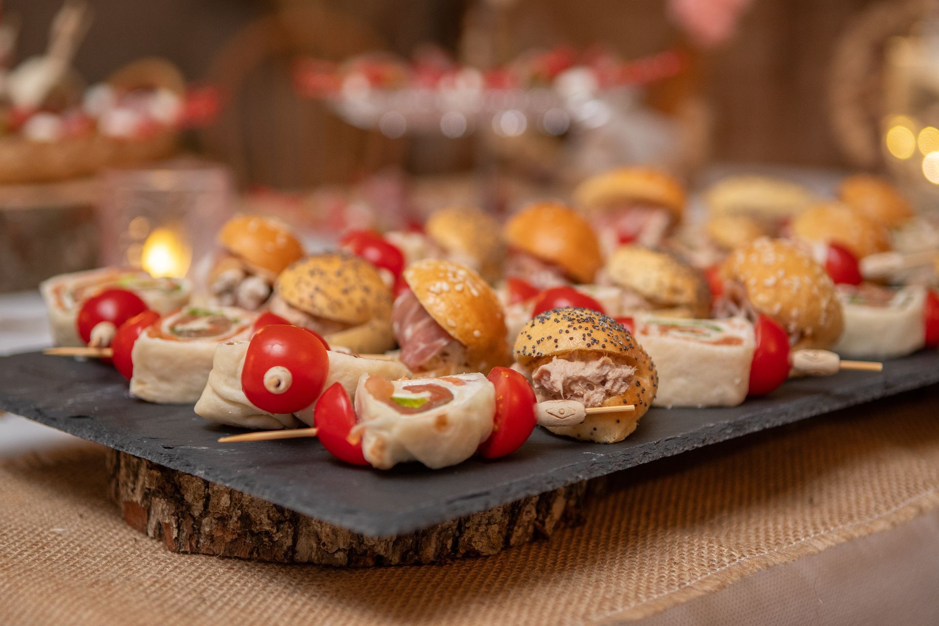 Assortiment de bouchées apéritives présentées sur un plateau en ardoise.