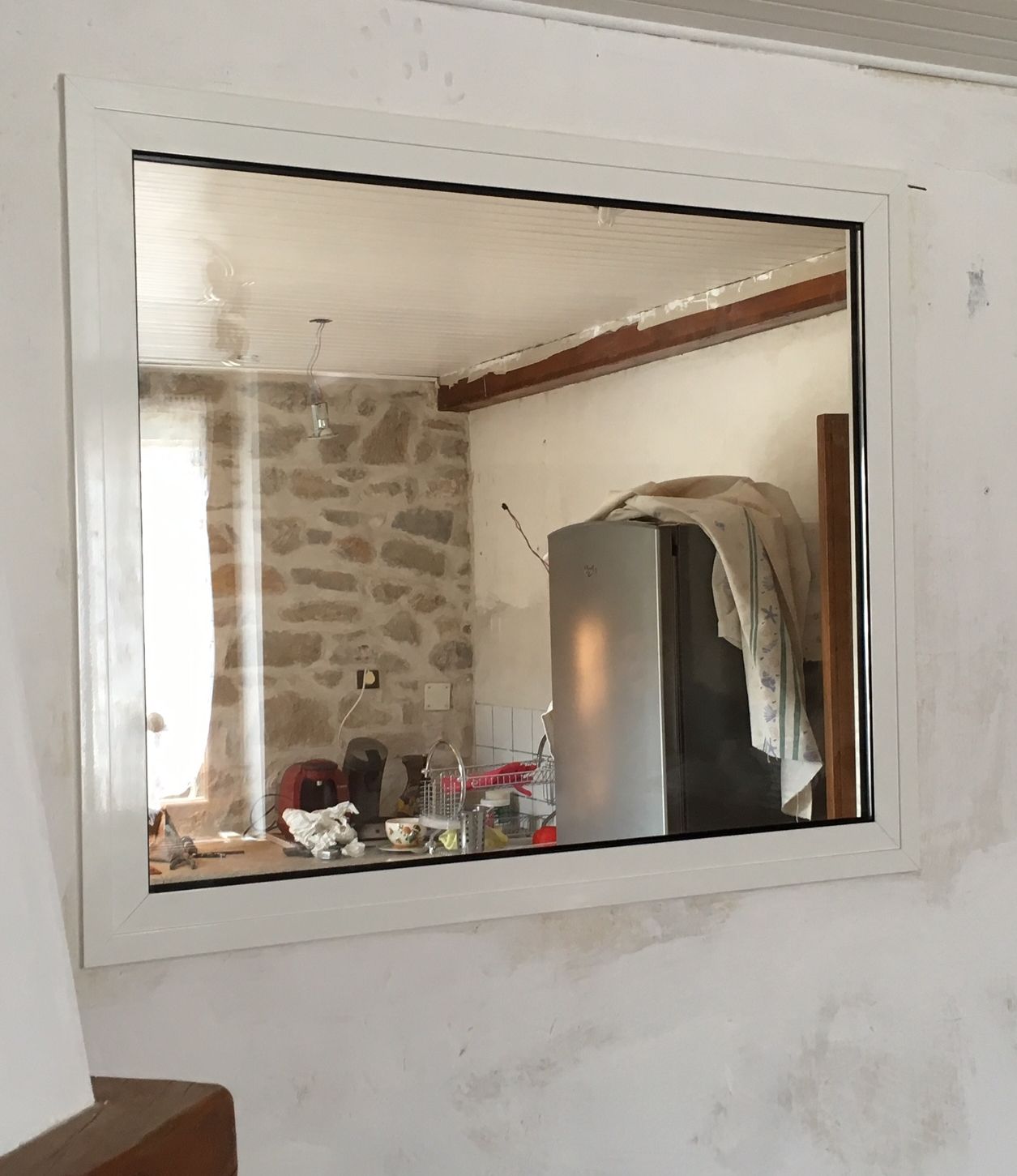 Installation d'une cloison vitrée entre une cuisine et un salon
