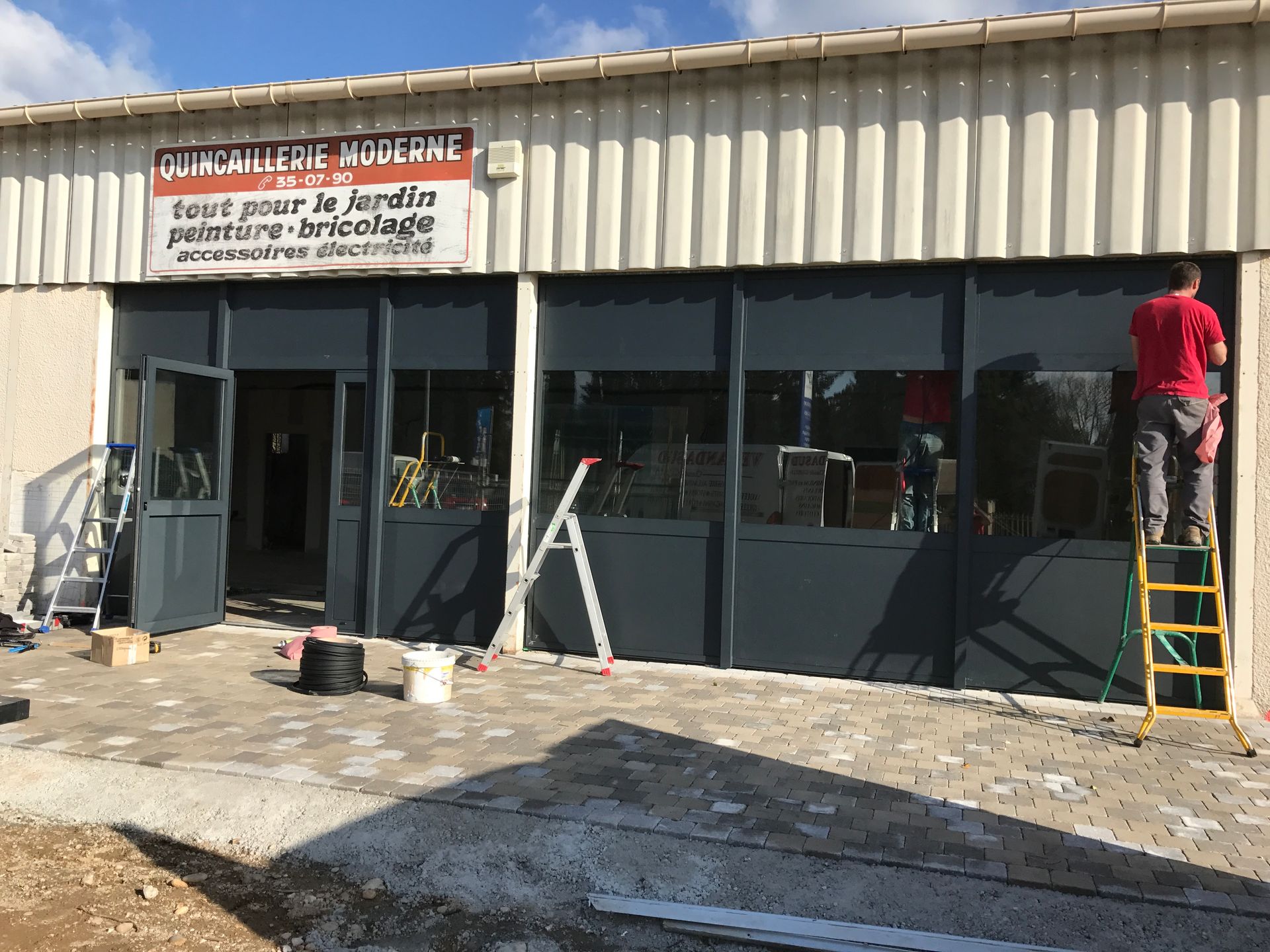 Installation d'une vitrine de magasin