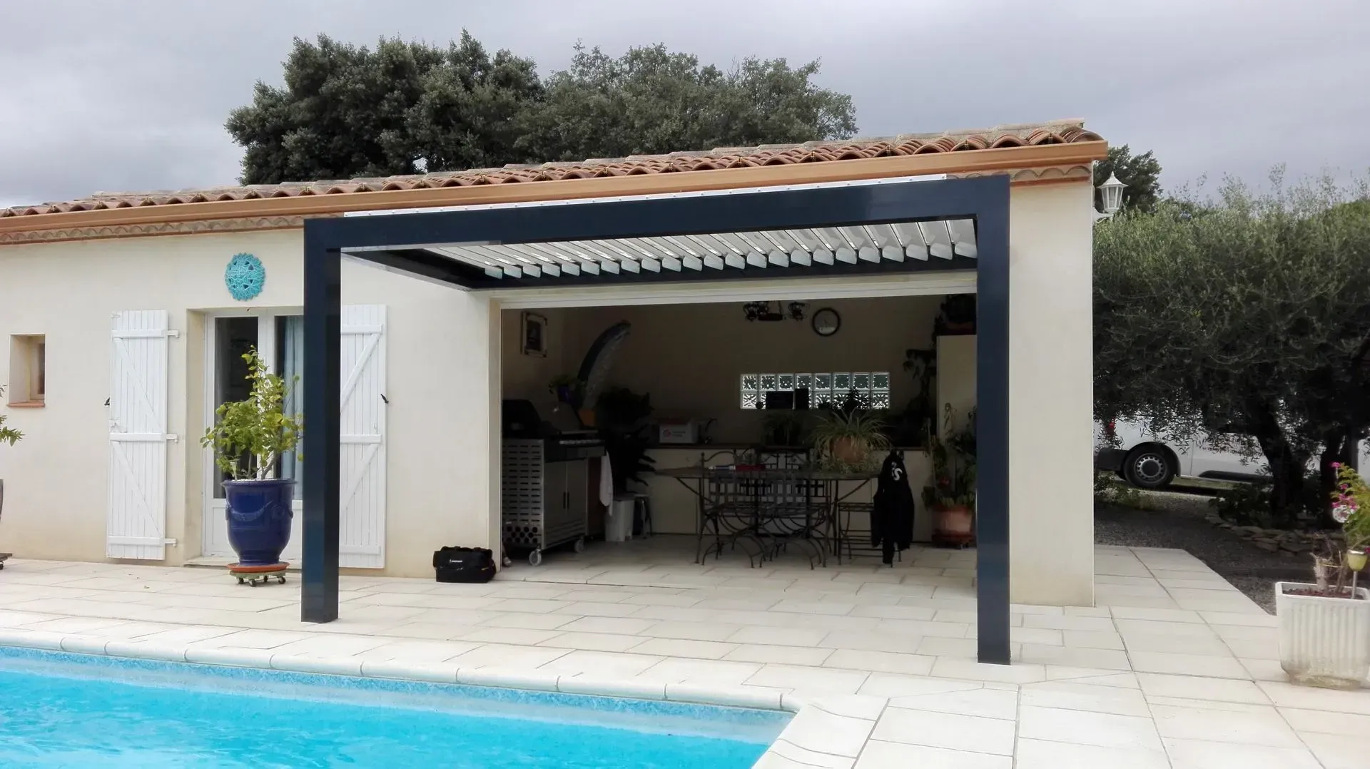 Pergolas sur terrasse, au bord d'une piscine