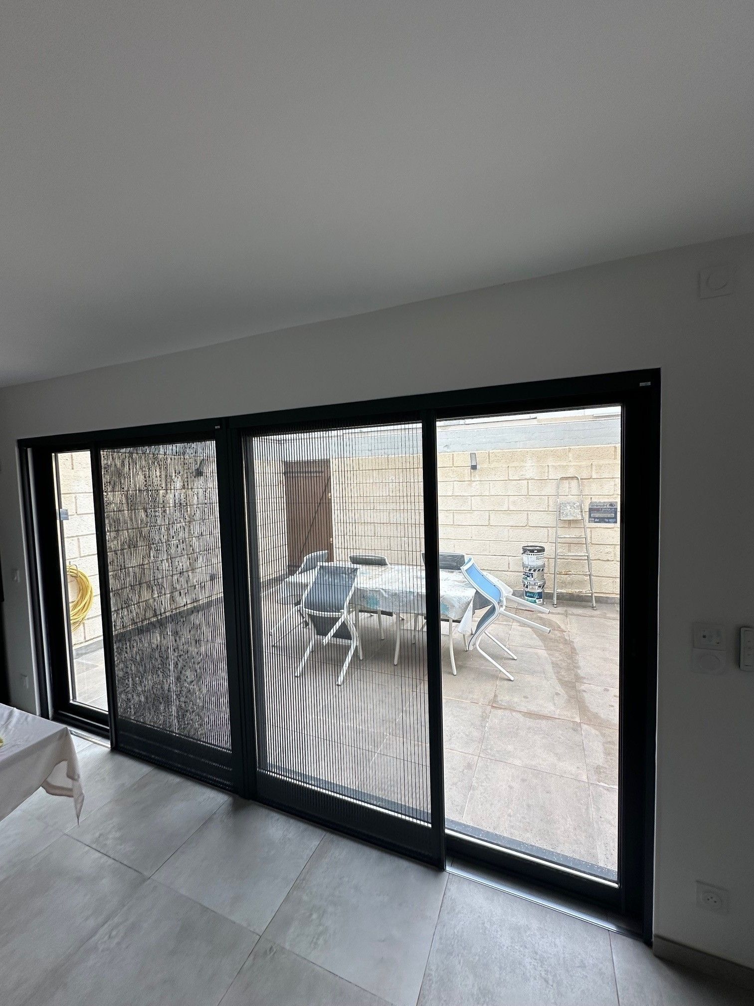 Moustiquaire plissée sur baie vitrée