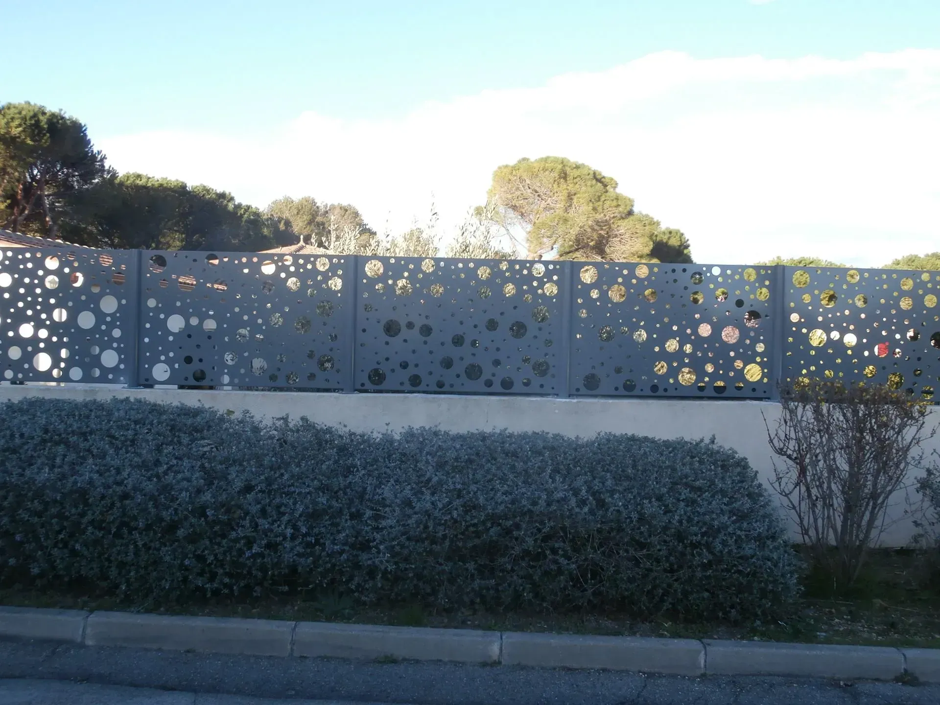 Clôture rigide en aluminium