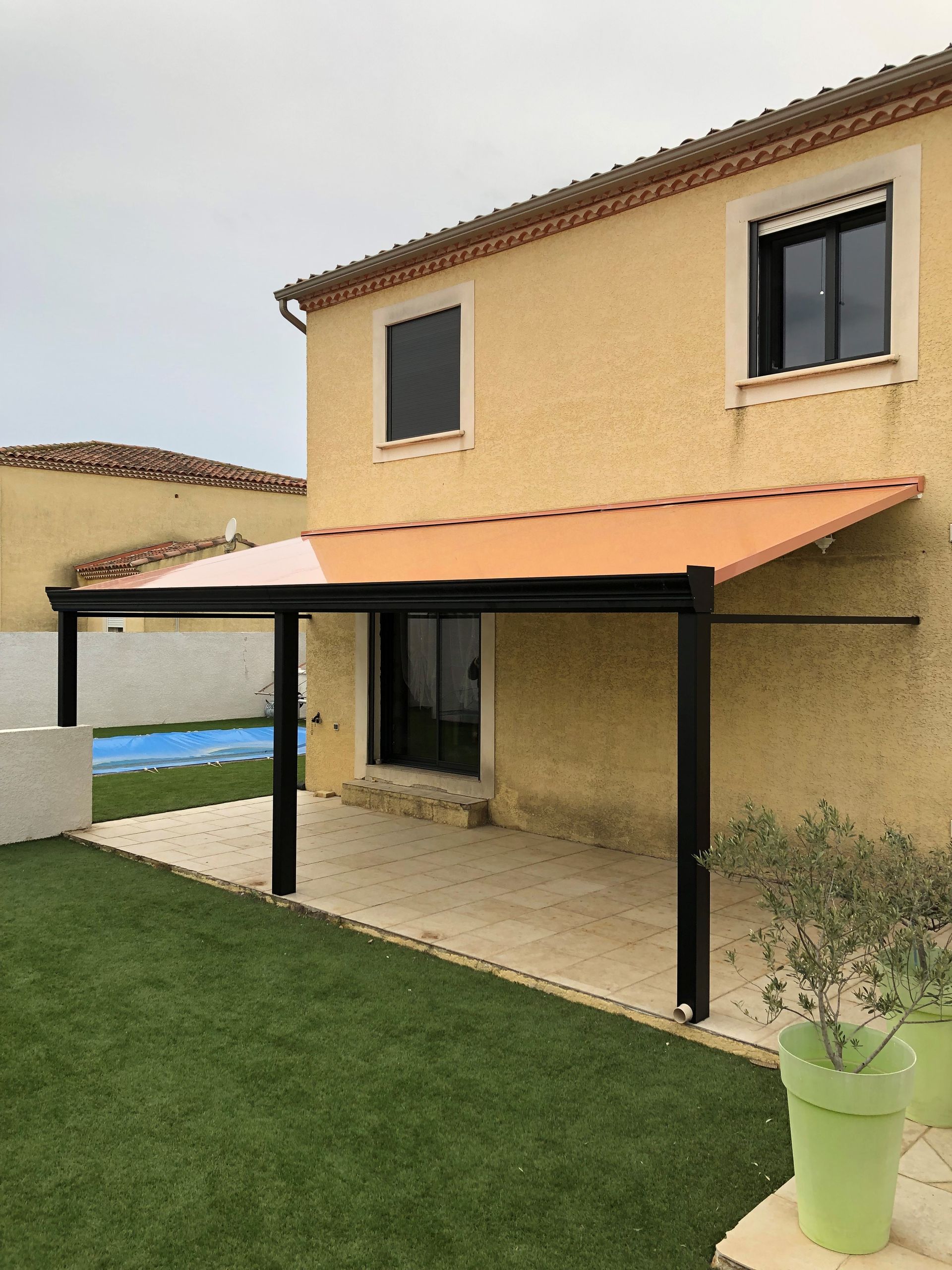 Pergola avec toile d'ombrage orange