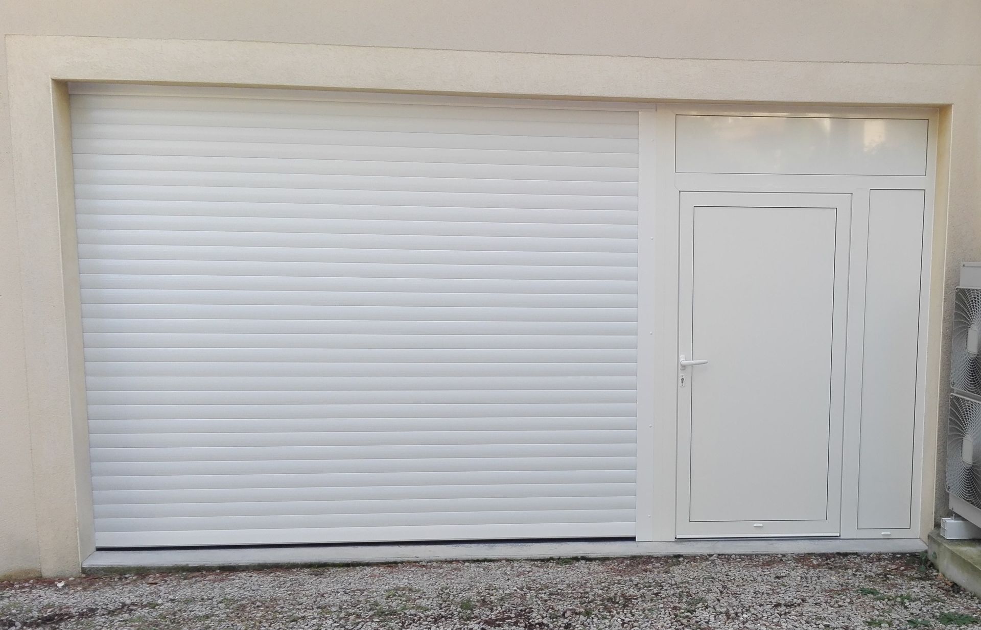 Porte de garage enroulable en PVC blanc
