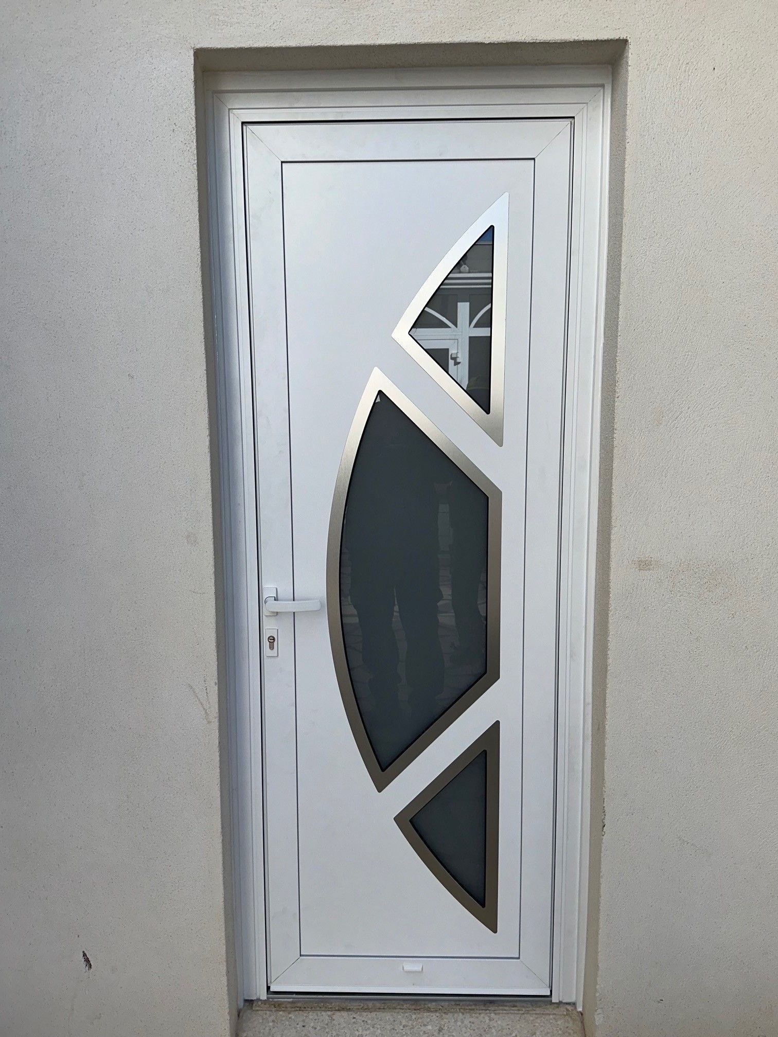 Porte d'entrée en alu blanc et partie vitrée en demi-lune